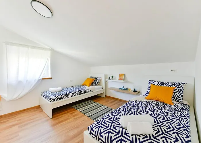 Aura アパート ポレッチ